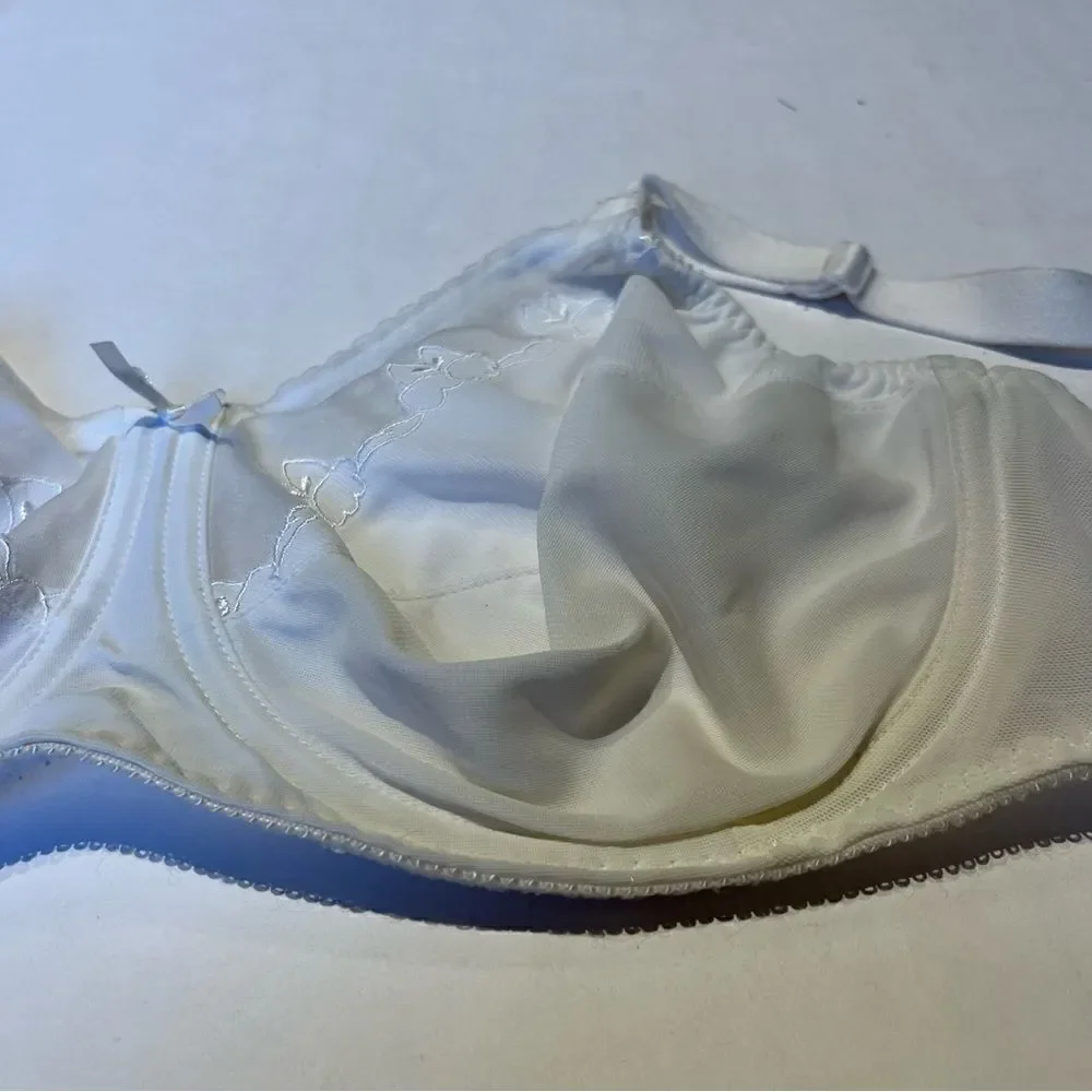 Bali Bra Whit 40D Underwire, not padded, wider adjustable straps
